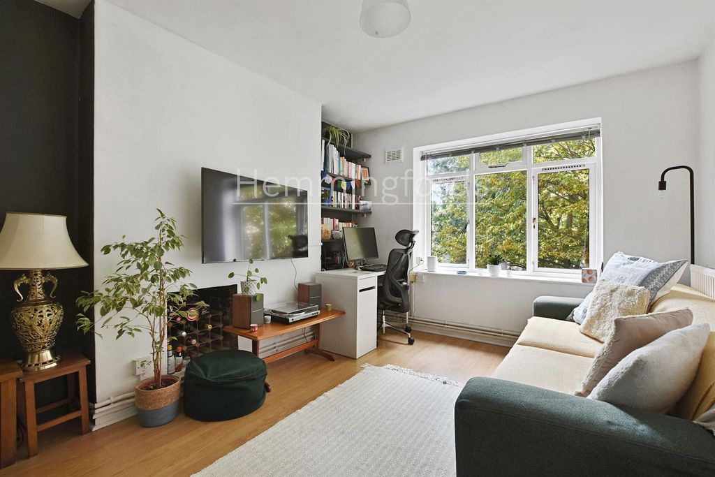 Property photo 2 of 15 11-B30Dgchmf - 34 Cluse Court - Reception 3 -Origi