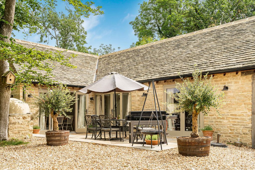 Property photo 2 of 27