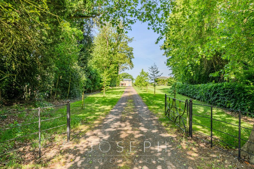 Property photo 2 of 39