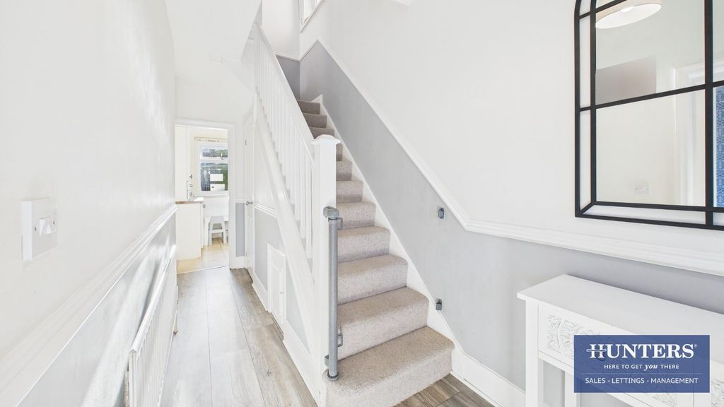 Property photo 2 of 21 Hallway