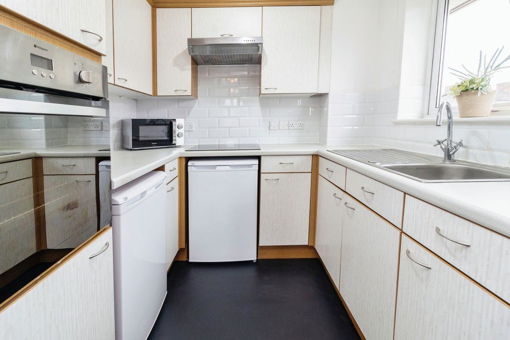 Property photo 3 of 12 Kitchen