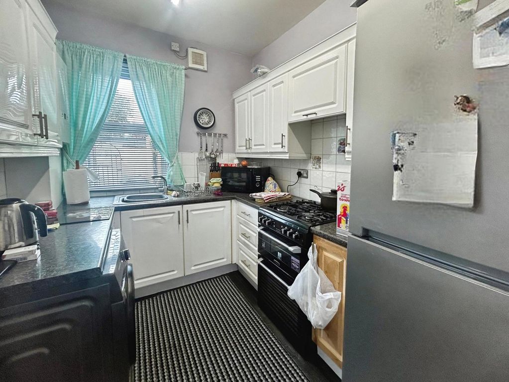 Property photo 3 of 8 Kitchen