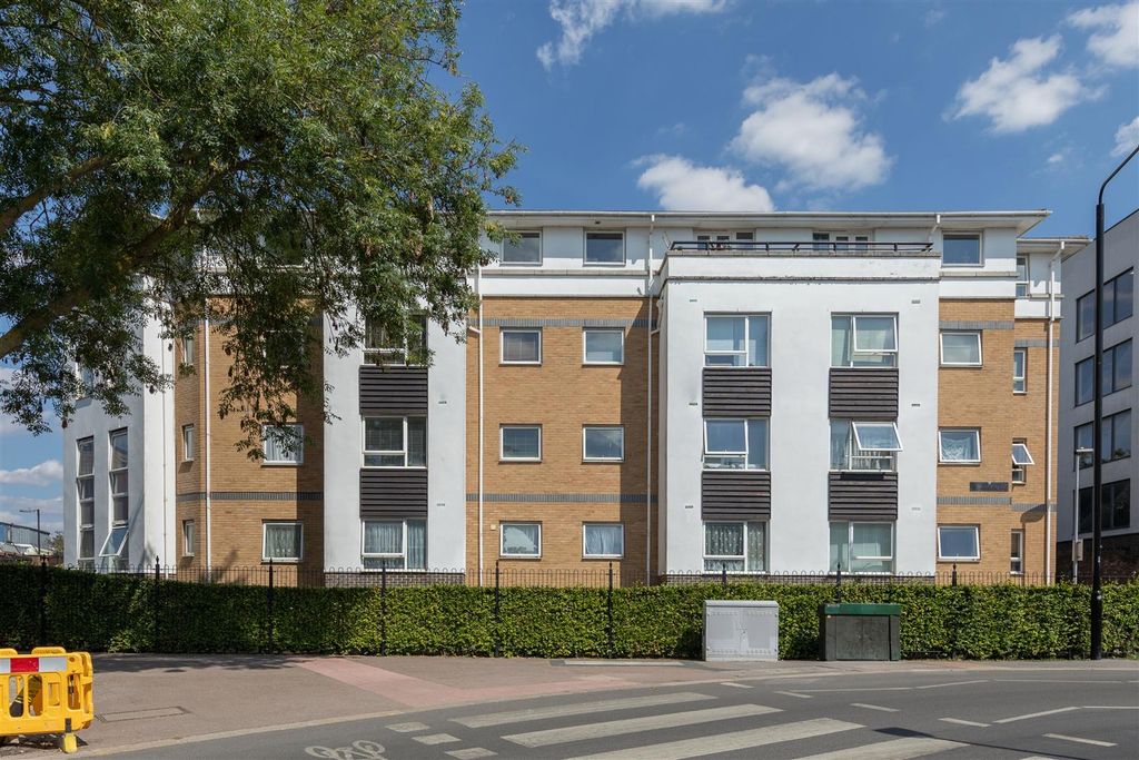 Property photo 1 of 16 Wood Street, E17