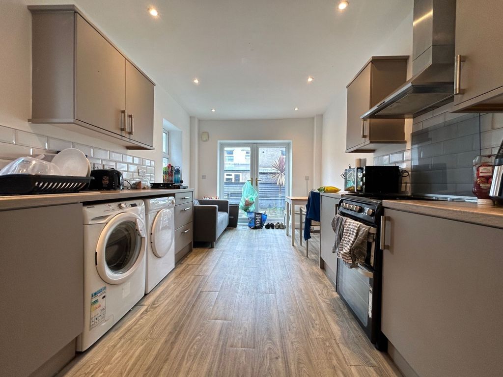 Property photo 2 of 8 4E674640-A1E9-45cc-A139-2193Ab23E81F