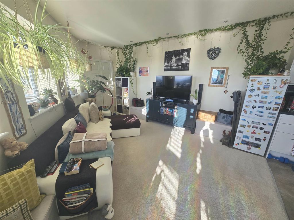 Property photo 3 of 12 Lounge Kitchenette