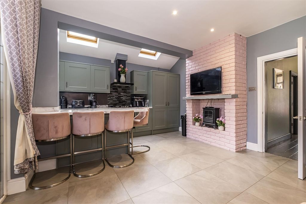 Property photo 2 of 21 6-Chomley-Road-0022.Jpg