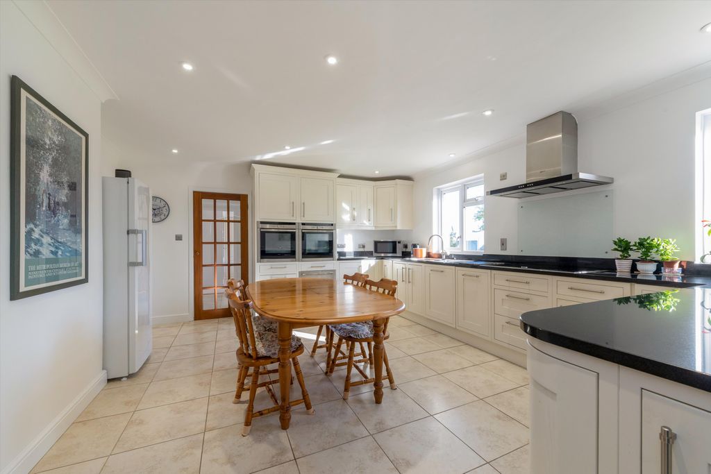 Property photo 3 of 20 Image