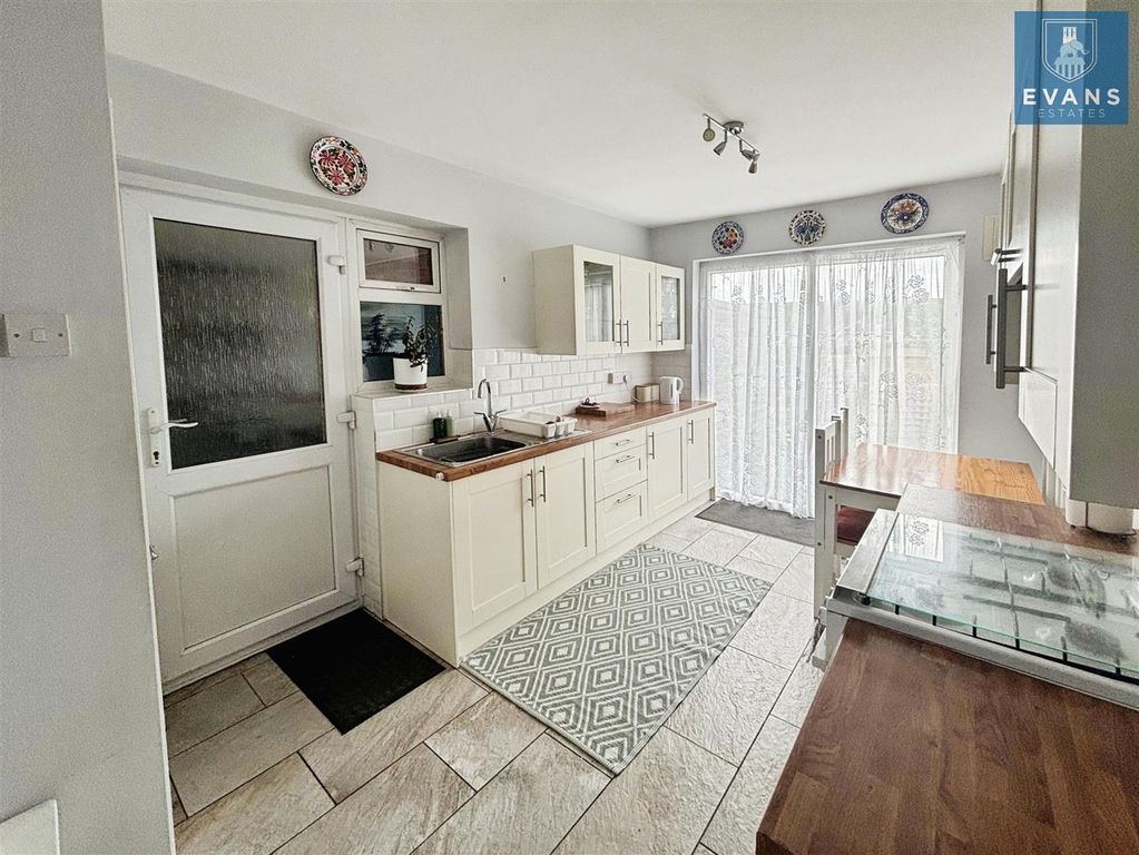 Property photo 2 of 17 Kitchen