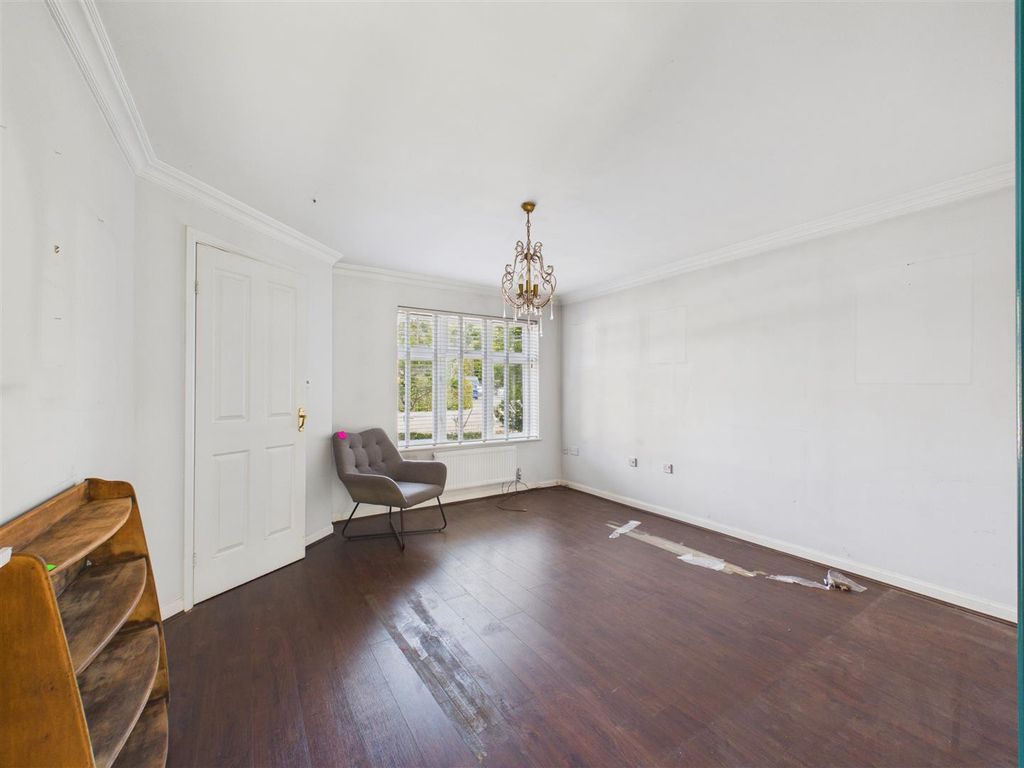 Property photo 3 of 11 Lounge