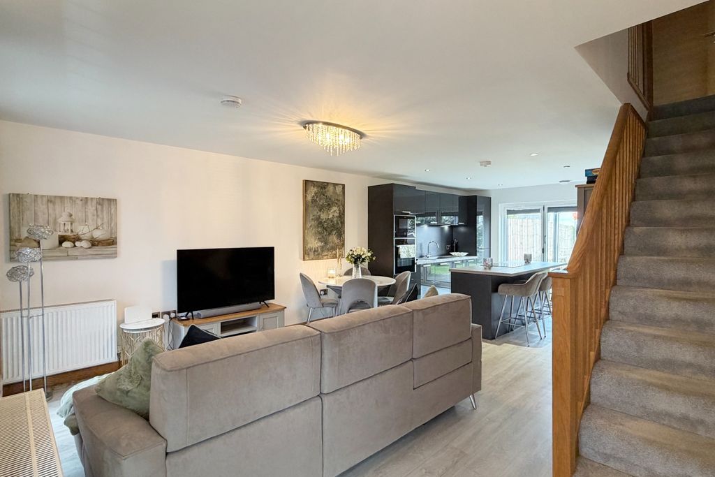 Property photo 3 of 33