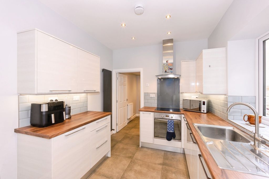 Property photo 2 of 10 Kitchen