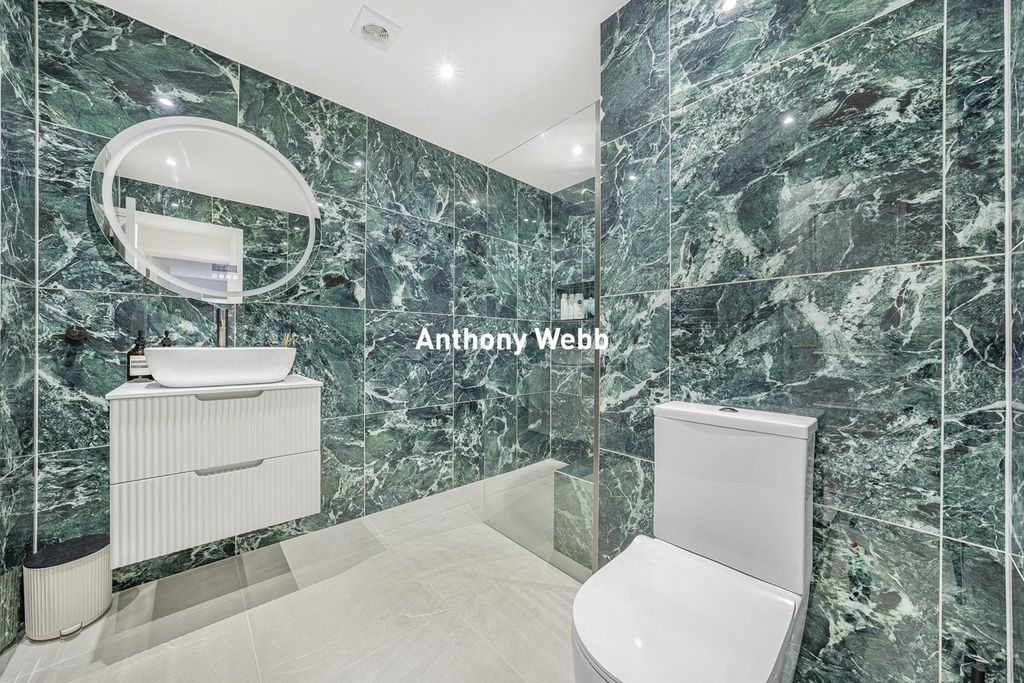 Property photo 3 of 18 Bathroom