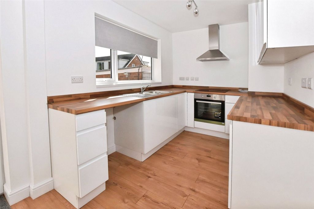 Property photo 2 of 11 Kitchen