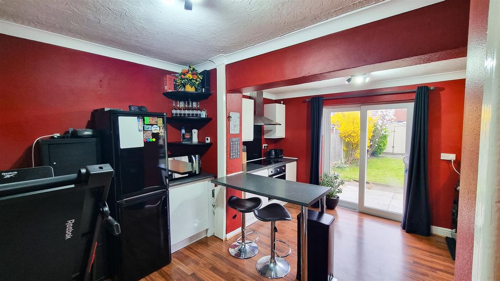 Property photo 3 of 11 Kitchen