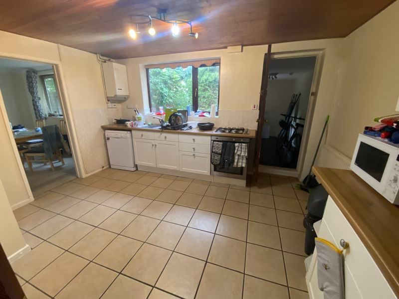 Property photo 3 of 10 Kitchen