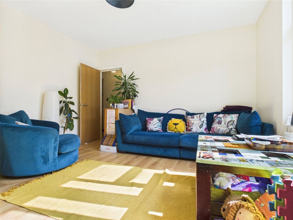 Property photo 1 of 20 Lounge