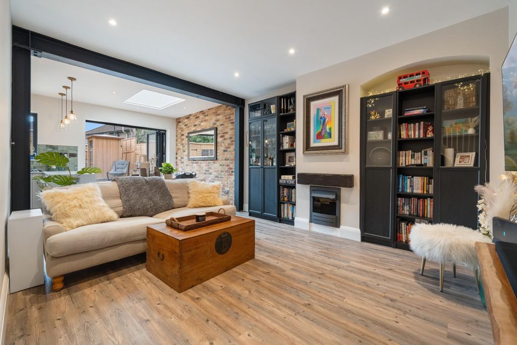 Property photo 1 of 11 Bentworth Road W12 7Ah-5.Jpg