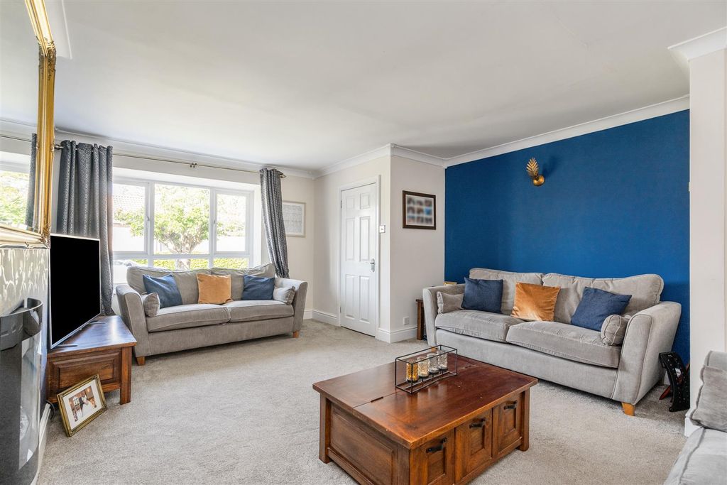 Property photo 2 of 15 35 Needhill Close_2.Jpg