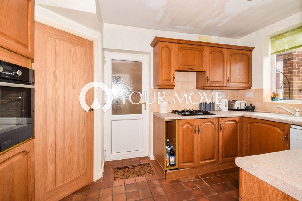 Property photo 3 of 12 Kitchen