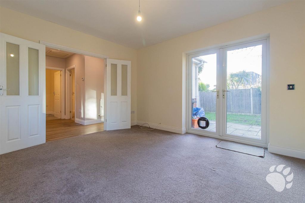 Property photo 3 of 17 Lounge