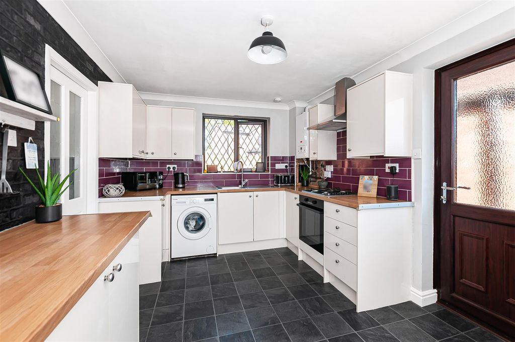 Property photo 3 of 24 138 Westbourne Road8.Jpg