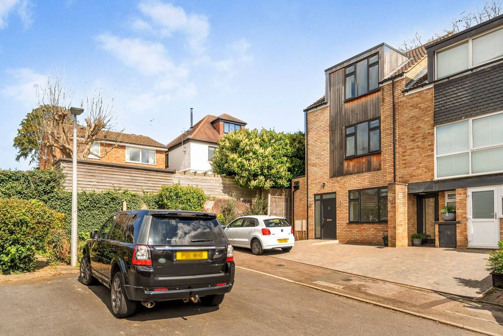 Property photo 3 of 25