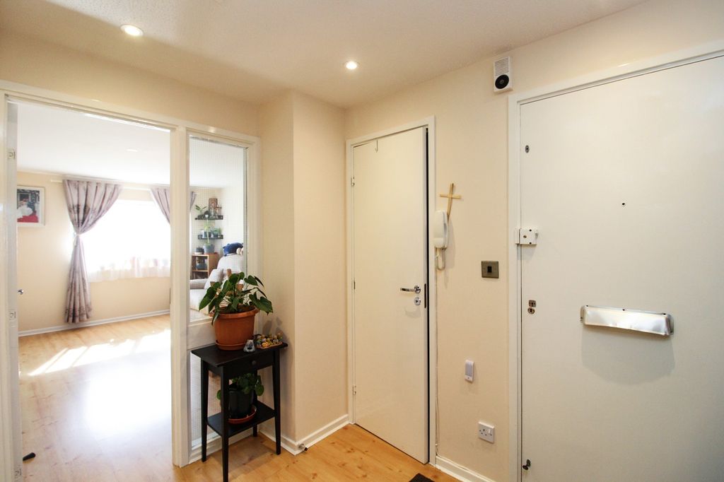 Property photo 2 of 9 Entrance Hall