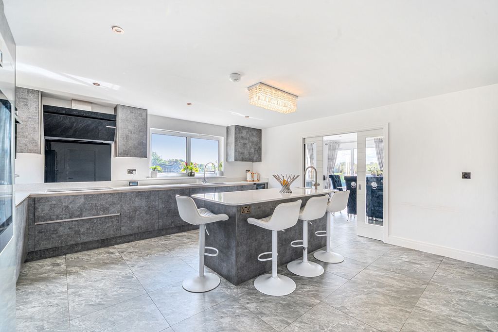 Property photo 3 of 22 1347579-33-68Bec0...