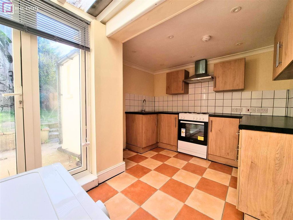 Property photo 2 of 10 Kitchen