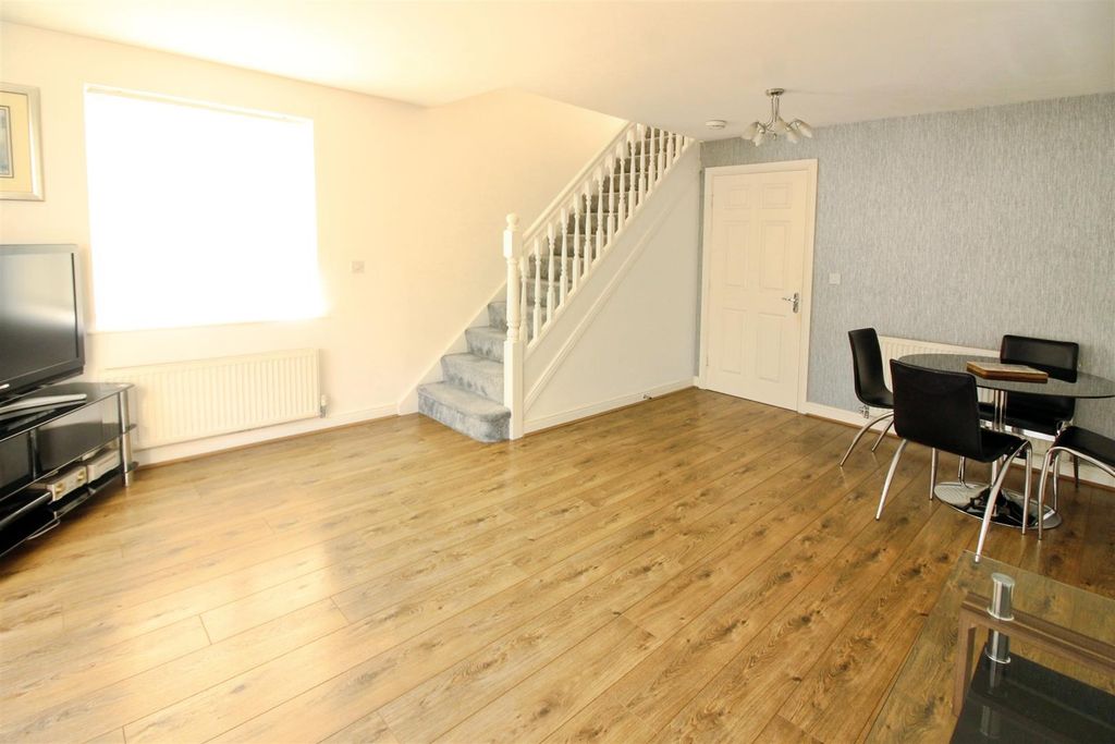 Property photo 3 of 16 Lounge