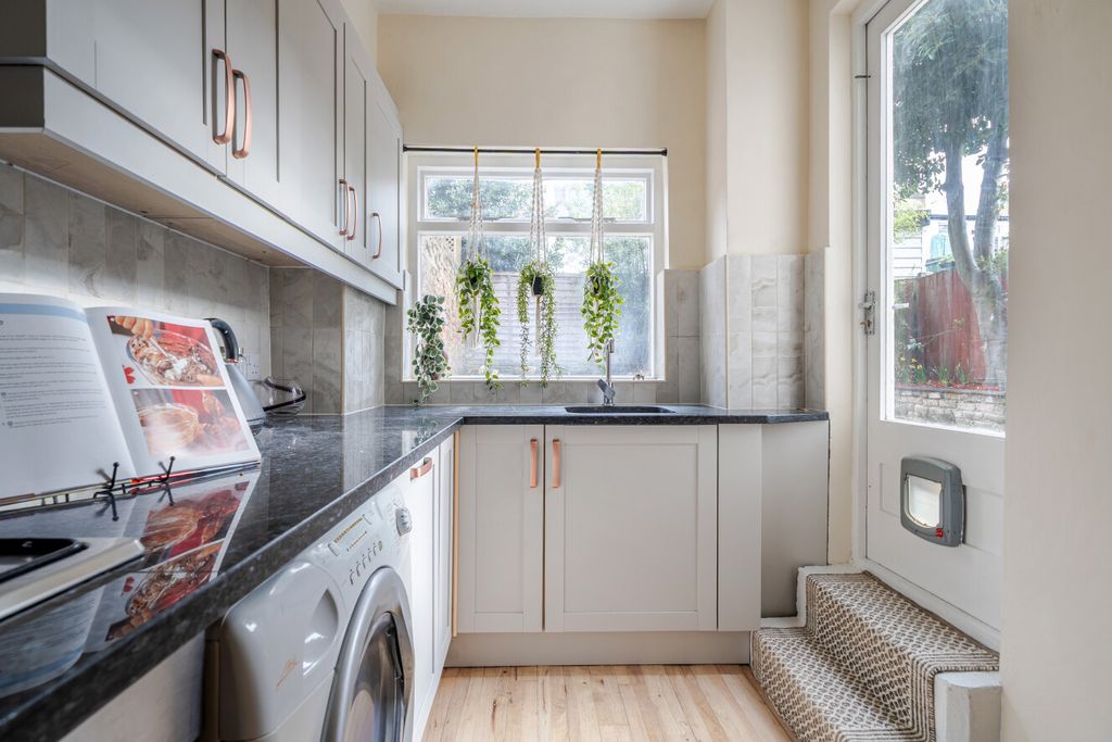 Property photo 3 of 19 1418157-20-699833...