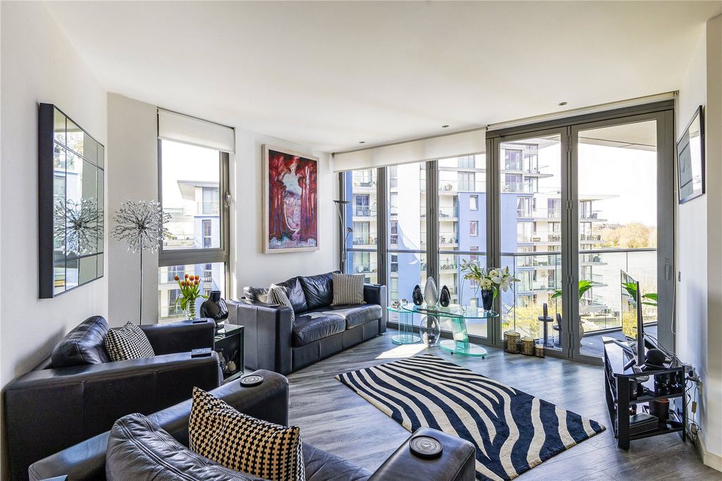 Property photo 3 of 19 Reception