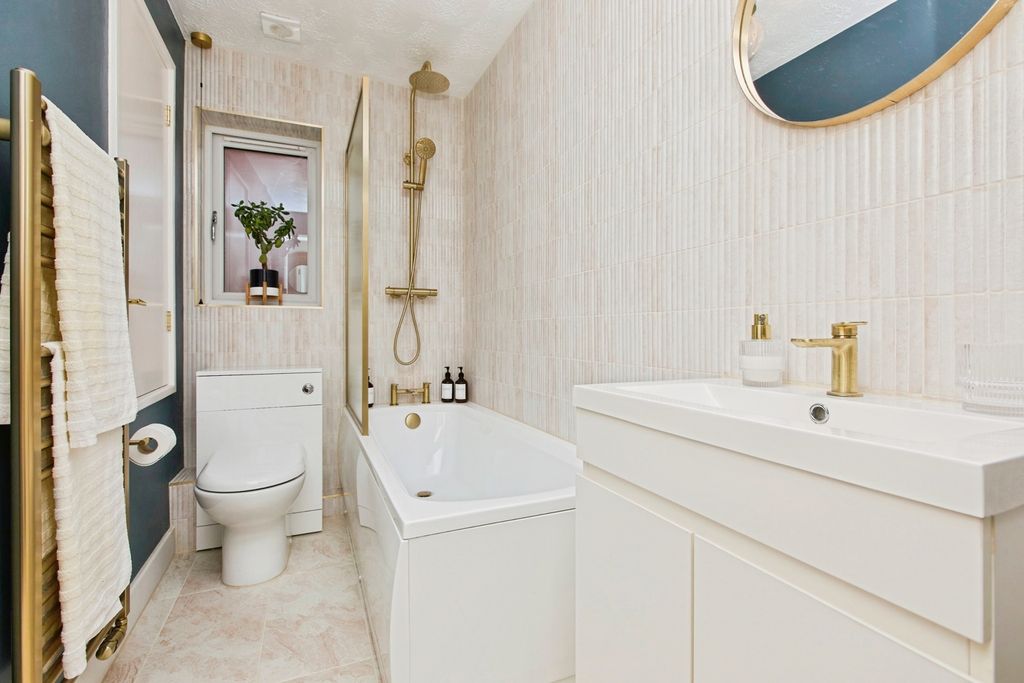 Property photo 3 of 19 Bathroom