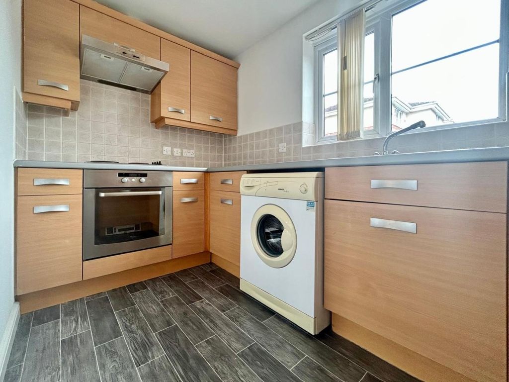 Property photo 3 of 11 Kitchen
