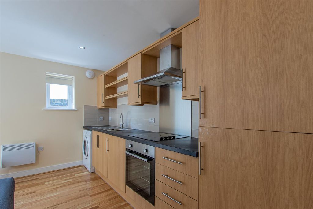 Property photo 2 of 8 Churchill Villas 20-3.Jpg