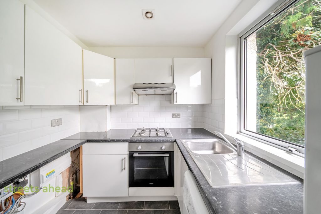Property photo 3 of 12 062F06F6-0146-436...