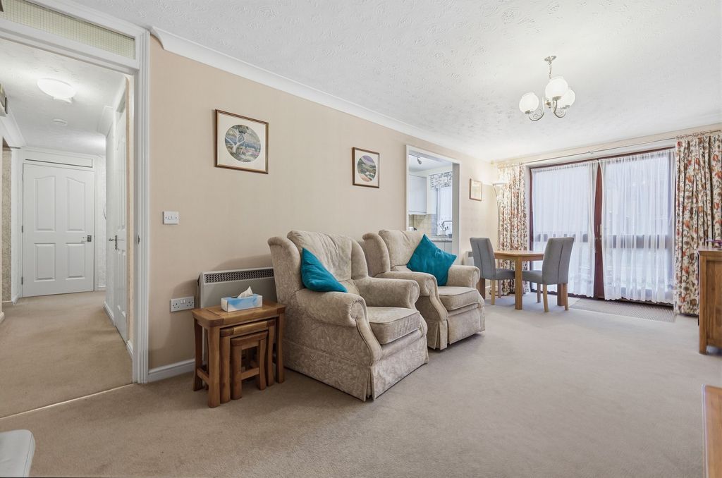 Property photo 3 of 14 Lounge