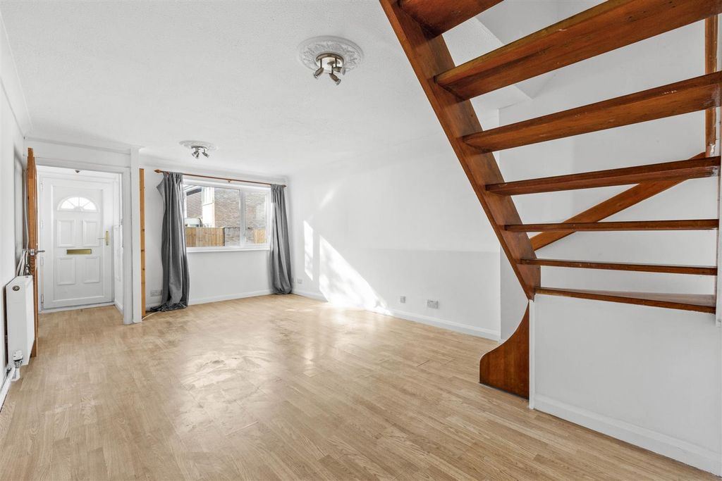 Property photo 3 of 11 16 Ditchingham Close, Hp19 7Sa (Low Res)-5.Jpg