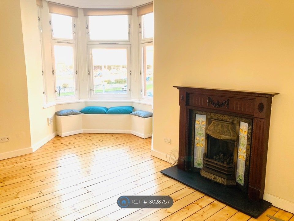 Property photo 1 of 17 Living Room