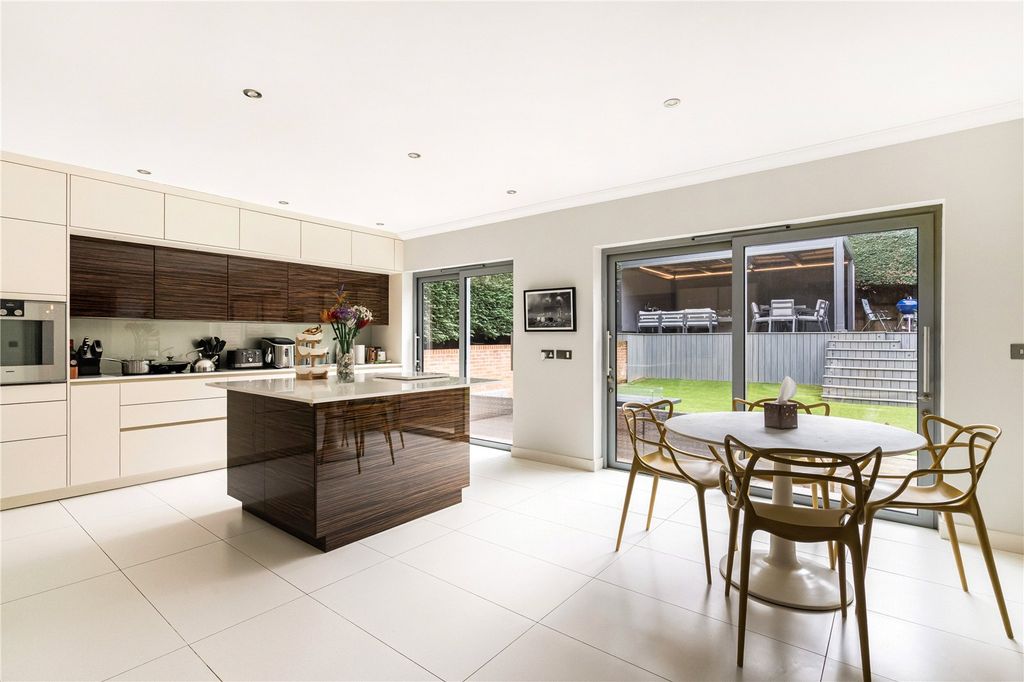 Property photo 2 of 21 Kitchen/Breakfast