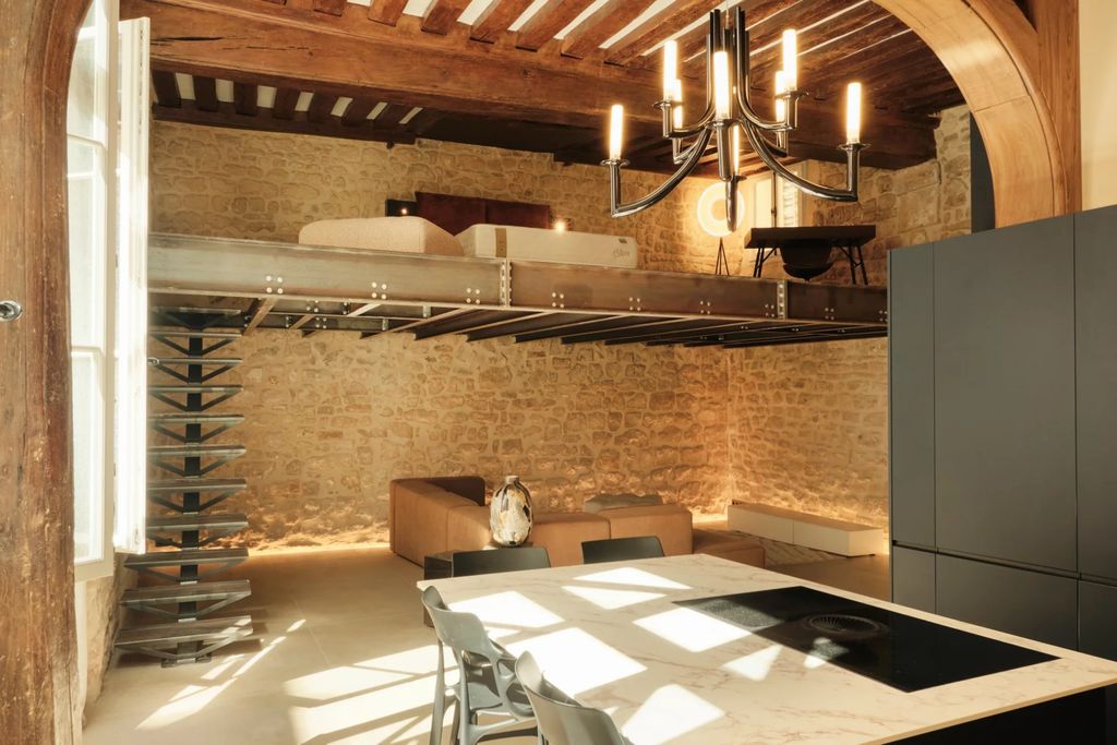 Property photo 1 of 9 Île Saint-Louis: A Fully Renovated Apartment