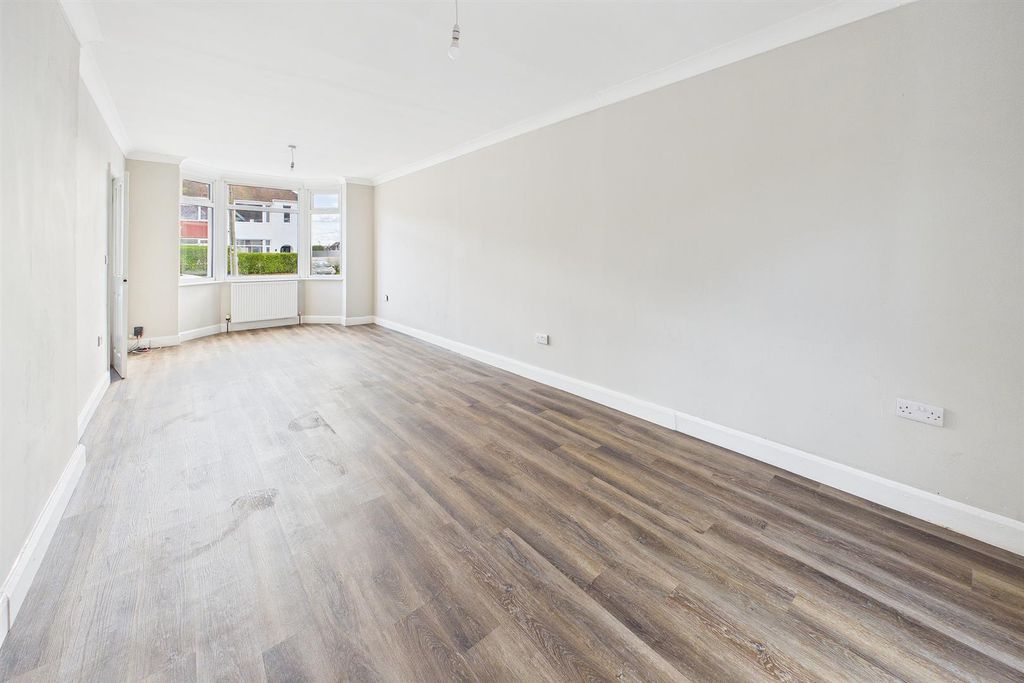 Property photo 3 of 11 Lounge