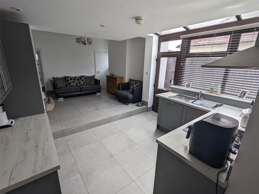 Property photo 3 of 24 Kitchen/Lounge