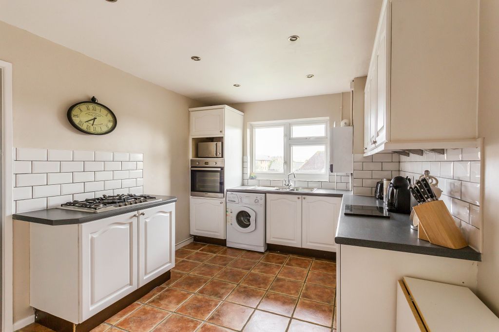 Property photo 2 of 6 5 Elstead Court - Ki