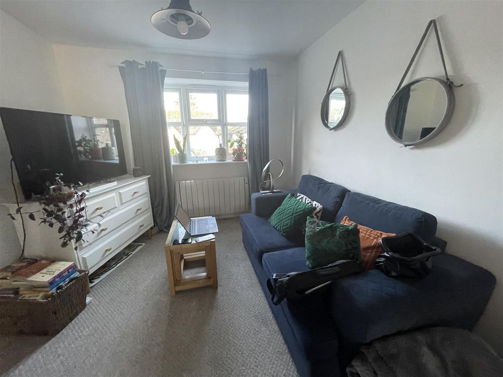 Property photo 3 of 7 Lounge