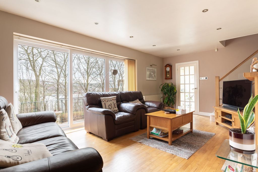 Property photo 2 of 21