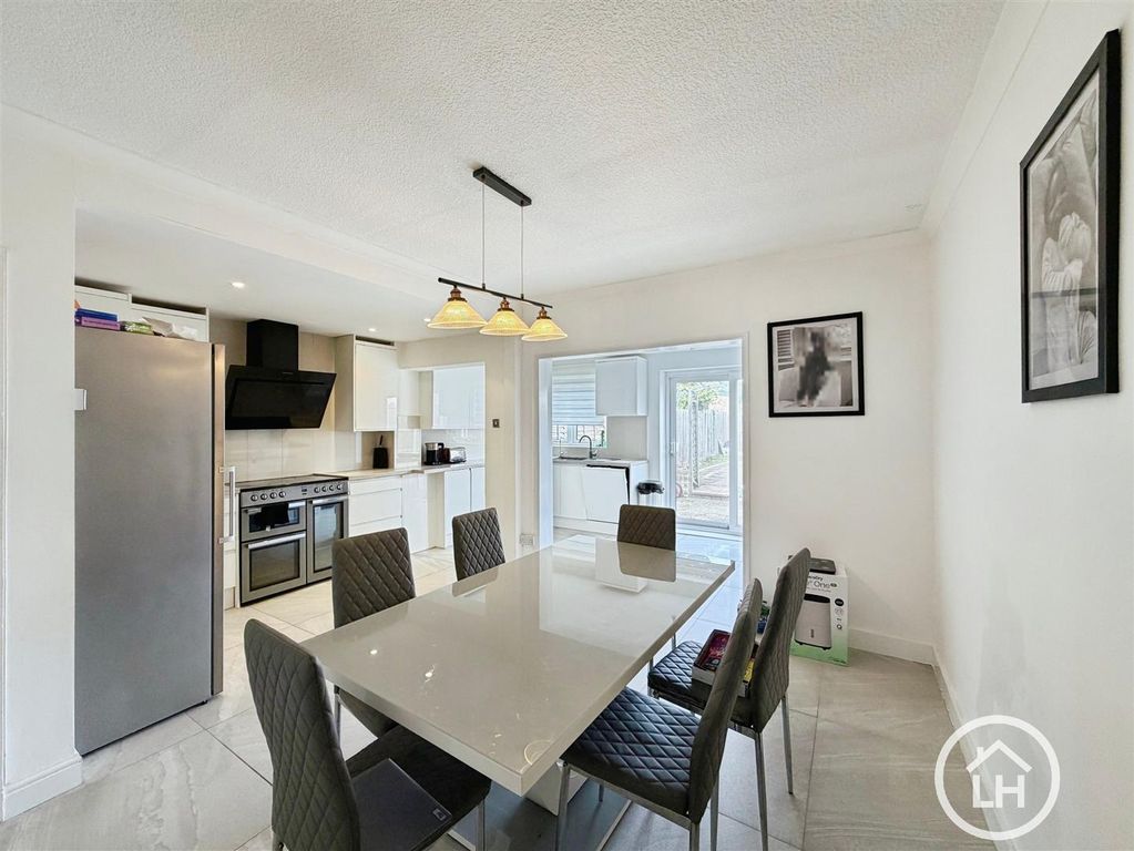 Property photo 3 of 11 Kitchen