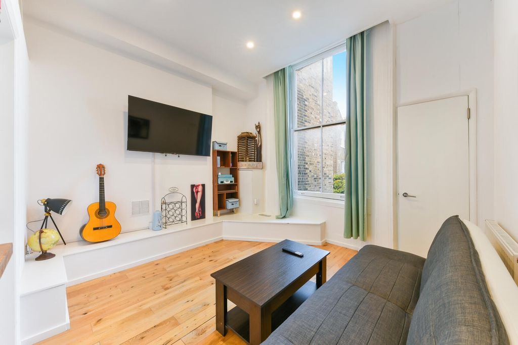 Property photo 3 of 11 Living Room