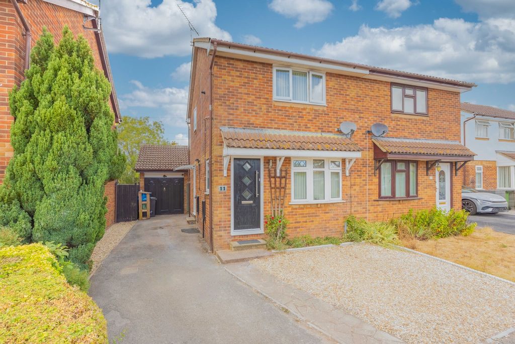 Property photo 1 of 21 Ewemove Taunton Ellis Grove (13)