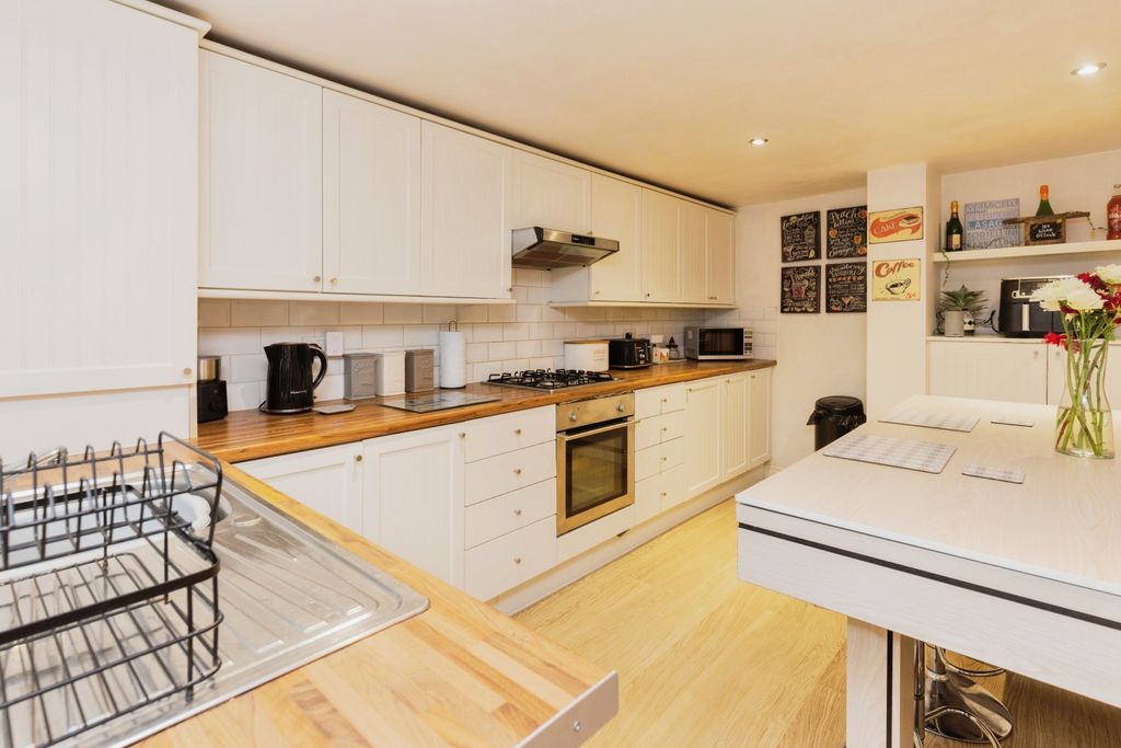 Property photo 3 of 17 Kitchen/Dining Room